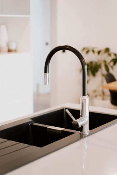 Moderne keuken met zwarte spoelbak en kraan