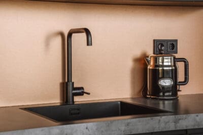 Moderne keuken met zwarte spoelbak en kraan