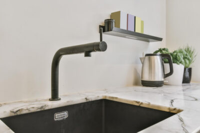 Moderne keuken met zwarte spoelbak en kraan