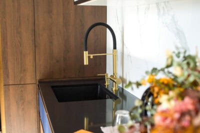 Moderne keuken met zwarte spoelbak en kraan