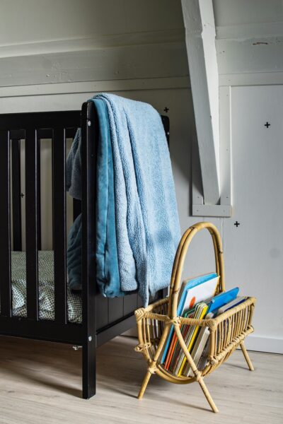 Minimalistische kinderkamer met zwart kinderbed