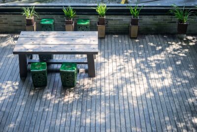 Modern terras met houten vloer en picknicktafel