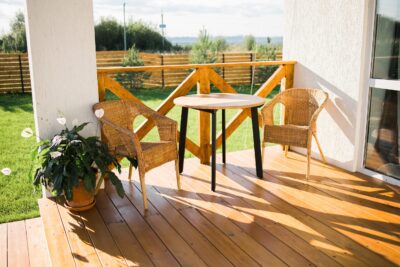 Gezellig houten terras met landelijke uitstraling
