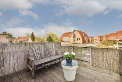 Landelijk terras met houten vloer en rietenscherm