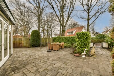 Landelijk terras met keramische tegels en tuinmeubelen