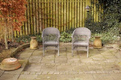 Landelijk terras met natuursteen en rotan stoelen