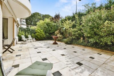 Modern terras met keramische tegels en ligstoelen