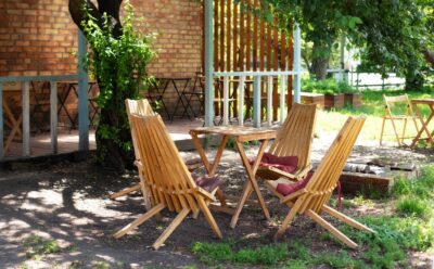 Rustiek terras met houten meubels