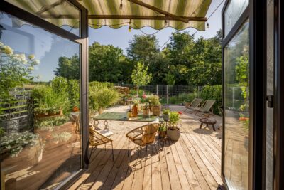 Landelijk terras met houten vloer en beplanting