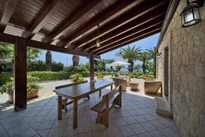 Landelijke terrasoverkapping met houten tafel