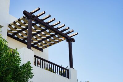 Moderne terrasoverkapping met houten pergola