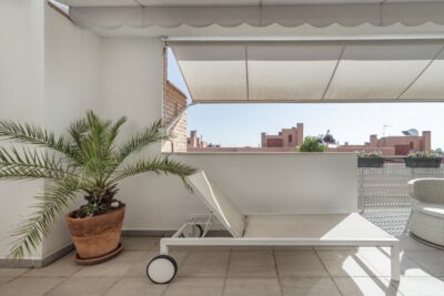 Minimalistische terrasoverkapping met zonnedoek