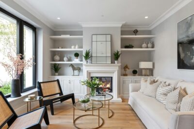Moderne woonkamer met grote ramen en open haard