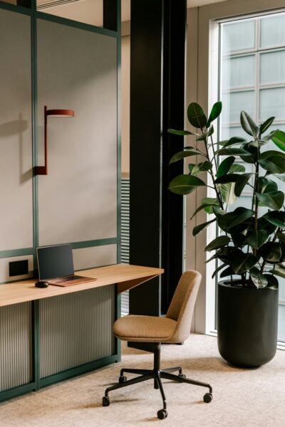 Modern bureau met naturel houten meubel