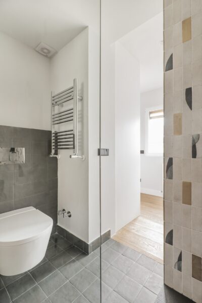 Modern toilet met hangtoilet en decoratieve tegels