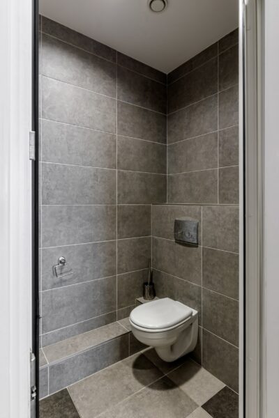 Modern toilet met grijze tegels en hangtoilet