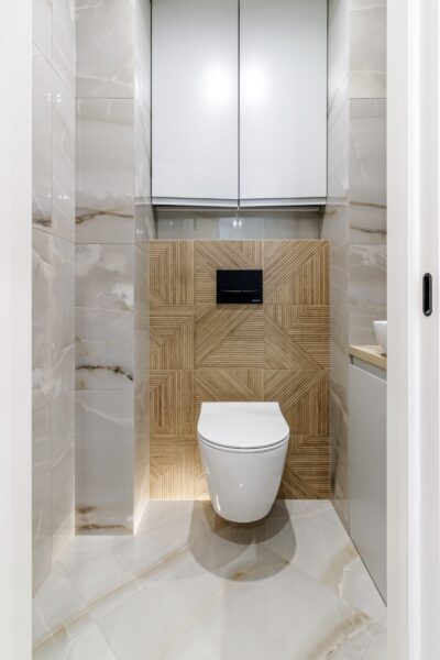Modern toilet met hangtoilet en keramische wandafwerking