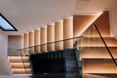 Moderne trap met ledverlichting en glazen balustrade