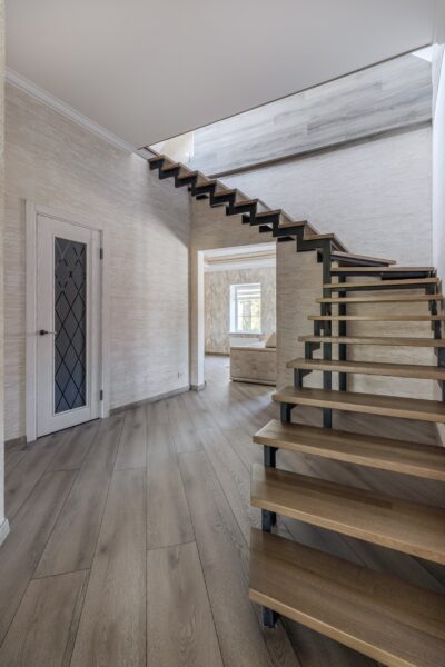 Moderne trap met houten treden en stijlvolle hal