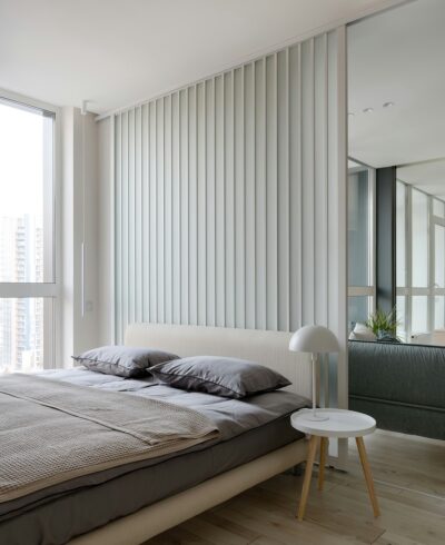 Minimalistische slaapkamer met hoofdbord op maat