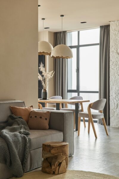 Minimalistische woonkamer met grote ramen en houten accenten