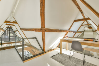 Moderne zolder met houten balken en werkplek